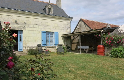 Huismes Villa | Stunning private villa for 2 people with WIFI, TV, terrace, pets allowed and parking