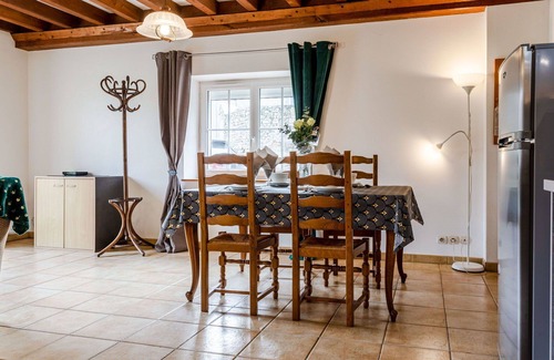 Commes House | Stunning private villa for 2 guests with WIFI, TV, terrace and pets allowed