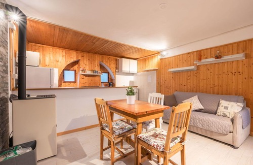 Armeno House | Stunning private villa for 4 guests with WIFI, TV, patio and pets allowed
