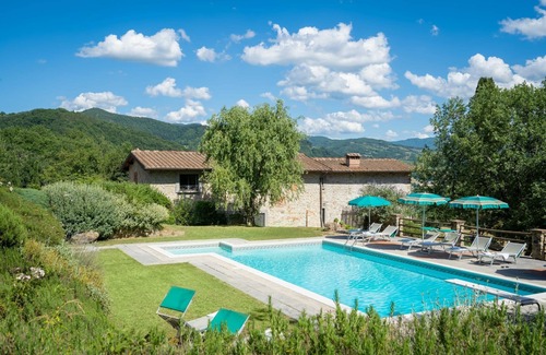 Vicchio Villa | Stunning private villa with WIFI, private pool, TV, patio, pets allowed and panoramic view