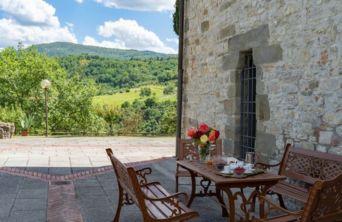 Vicchio Villa | Stunning private villa with WIFI, private pool, TV, patio, pets allowed and panoramic view