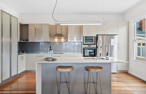 Sandy Bay House | Stunning Renovated Home, close to CBD Sleeps 8