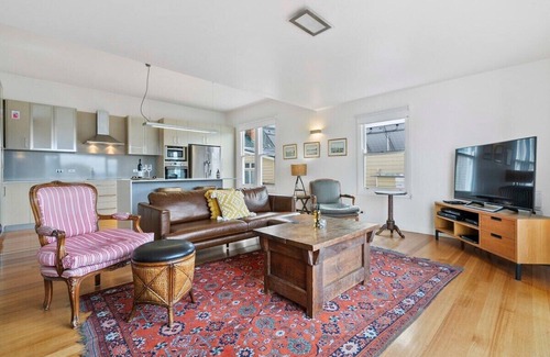 Sandy Bay House | Stunning Renovated Home, close to CBD Sleeps 8
