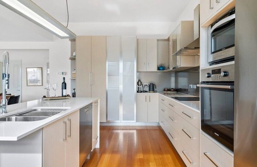 Sandy Bay House | Stunning Renovated Home, close to CBD Sleeps 8