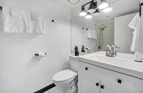 Downtown Honolulu Apartment | Stunning Resort! Steps to Pool, Hot Tub and Parking