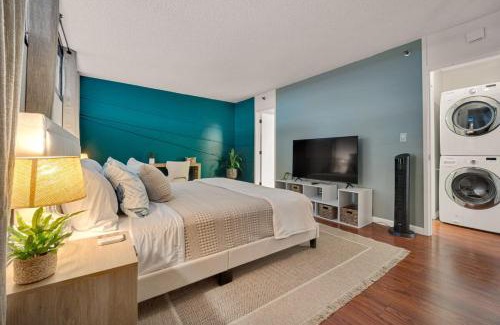 Downtown Honolulu Apartment | Stunning Resort! Steps to Pool, Hot Tub and Parking
