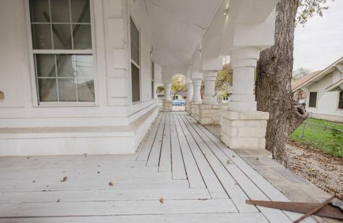 Southside House | Stunning Victorian 3BR Sleeps 10