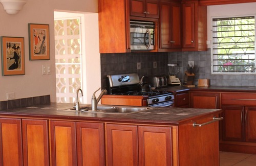 Nettle Bay Villa | Stunning View of Ocean & Lagoon from Pool, 3 Min Walk to Baie Rouge, Cottage