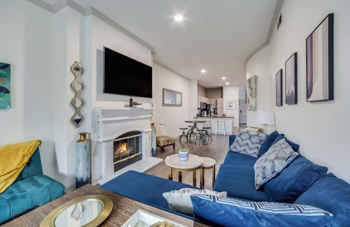 Travis Heights Apartment | Stunning View! Steps to Downtown, 6th St & Rainey!