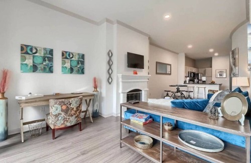 Travis Heights Apartment | Stunning View! Steps to Downtown, 6th St & Rainey!