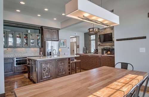 Silverthorne House | Stunning Views, 4BR, 15 minutes to ski resorts, steps from trails and Blue River