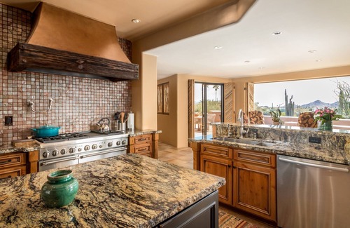 Carefree House | Stunning Views and Pickleball, Tennis and Putting Greens by The Boulders!