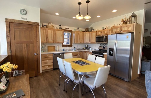 Cameron Apartment | STUNNING VIEWS! Madison River fishing retreat with river access. 45 min to YNP!