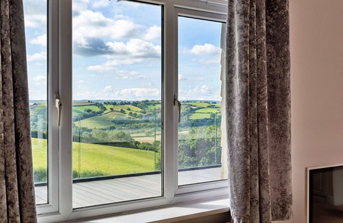 Newton Saint Cyres House | Stunning villa for 10 guests with WIFI, terrace and pets allowed