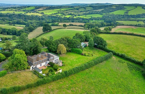 Newton Saint Cyres House | Stunning villa for 10 guests with WIFI, terrace and pets allowed