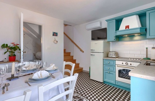 Koromacno House | Stunning villa for 5 people with WIFI, hot tub, A/C, TV, terrace and pets allowed
