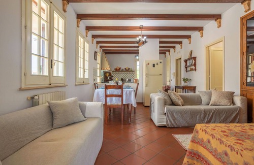 Marsala House | Stunning villa for 8 people with WIFI, private pool, A/C, hot tub, TV and terrace
