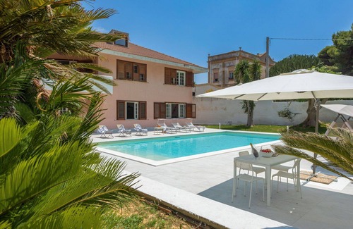 Marsala House | Stunning villa for 8 people with WIFI, private pool, A/C, hot tub, TV and terrace