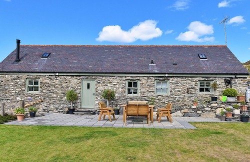 Llandrillo House | Stunning villa for 6 guests with hot tub, WIFI, TV and terrace