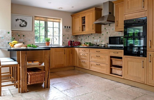 Kingham House | Stunning villa for 6 guests with WIFI, pool
