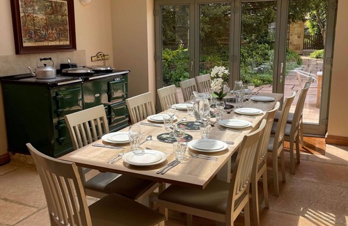 Kingham House | Stunning villa for 6 guests with WIFI, pool