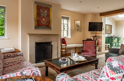 Kingham House | Stunning villa for 6 guests with WIFI, pool