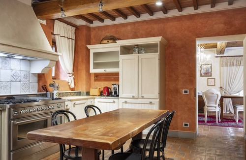 Reggello House | Stunning villa,Saltwaterpool,Sauna,Wi-Fi,fenced garden,table tennis,BBQ,sleep 16