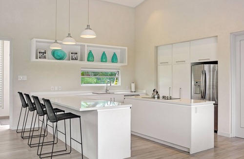 Gibbs Bay Villa | Stunning West Coast Villa minutes from Mullins Beach