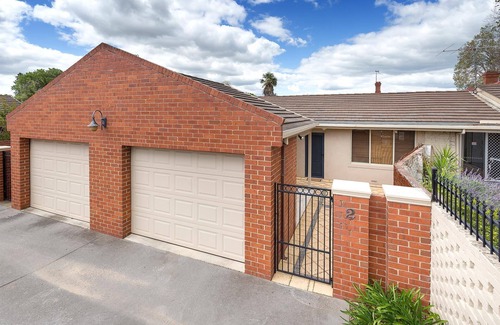 Albury Apartment | Style on Stanley- central, single garage and wifi! - Central two bedroom apartment with a queen bed, two singles and kitchen facilities