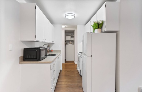 University District Apartment | Stylish 1-bedroom apartment in U-District two blocks to Light Rail!