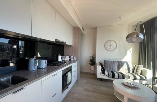 Sydney Central Business District Apartment | Stylish 1BR suite with City-view & Balcony