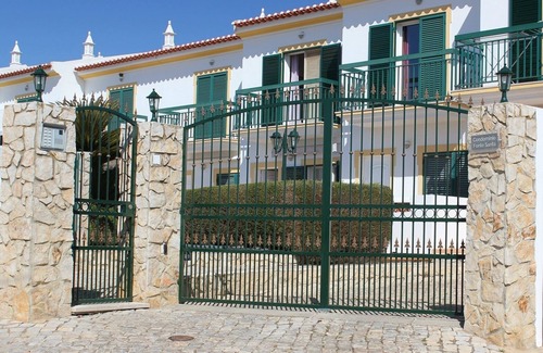 Vila Real Santo Antonio House | Stylish 2 bed house with private patio and shared swimming pool
