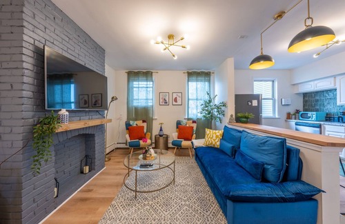 The Heights House | Stylish 2 BD Apt-18 mins from NYC-Steps away Bus stop, Restaurants, Groceries