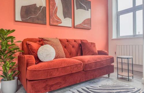 Leicester Apartment | Stylish 2 Bed 2 Bath Apartment - Sleeps 5 - 3 Mins to St Margarets Station & Highcross - Free Parking