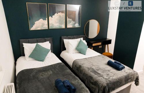 Leicester Apartment | Stylish 2 Bed 2 Bath Apartment - Sleeps 5 - 3 Mins to St Margarets Station & Highcross - Free Parking