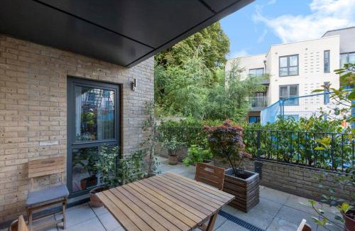 Highgate Apartment | STYLISH 2 BED 2 BATH IN HIGHGATE & FREE PARKING