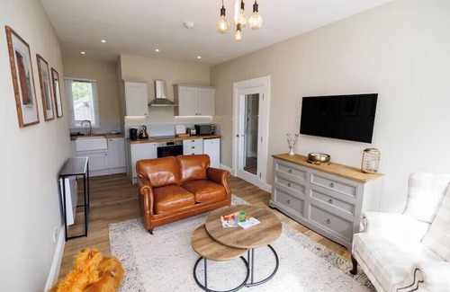 Dunfermline Apartment | Stylish 2-Bed Apartment in the Heritage Quarter