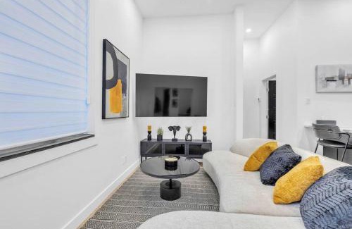 Plateau Mont Royal Apartment | Stylish 2-bedroom Getaway, Luxurious & Conveniently Located to Experience the Pulse of the City - Apt 5