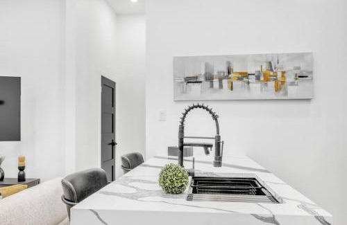 Plateau Mont Royal Apartment | Stylish 2-bedroom Getaway, Luxurious & Conveniently Located to Experience the Pulse of the City - Apt 5