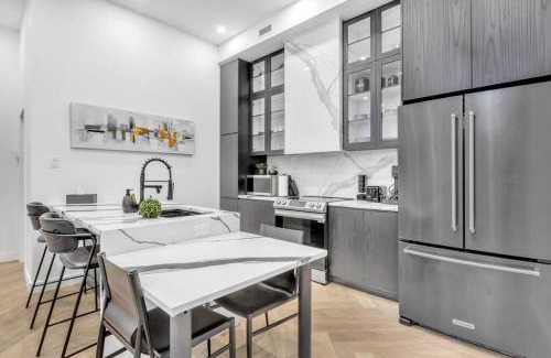 Plateau Mont Royal Apartment | Stylish 2-bedroom Getaway, Luxurious & Conveniently Located to Experience the Pulse of the City - Apt 5