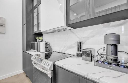 Plateau Mont Royal Apartment | Stylish 2-bedroom Getaway, Luxurious & Conveniently Located to Experience the Pulse of the City - Apt 5