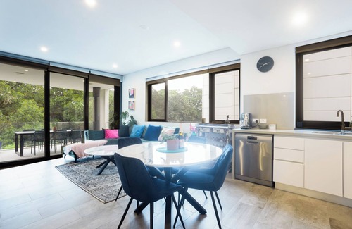 South Perth Apartment | Stylish 2-BR Apartment in the Heart of South Perth