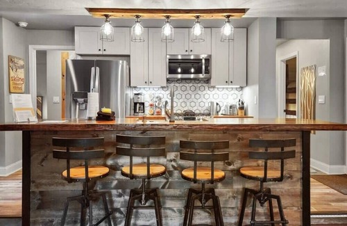 Peak 8 Condo | Stylish 2BD 5 Min to Ski Lift and Downtown