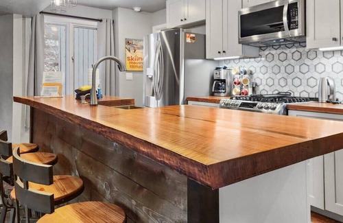 Peak 8 Condo | Stylish 2BD 5 Min to Ski Lift and Downtown