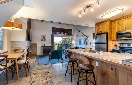 Carnelian Woods Condo | Stylish 2BD in Carnelian Bay