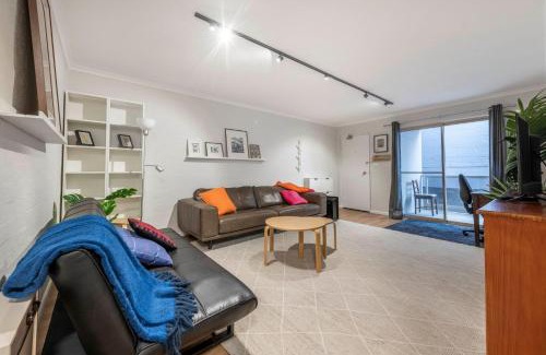 Kingston Apartment | Stylish 2BR Apartment in Kingston Close to Lake