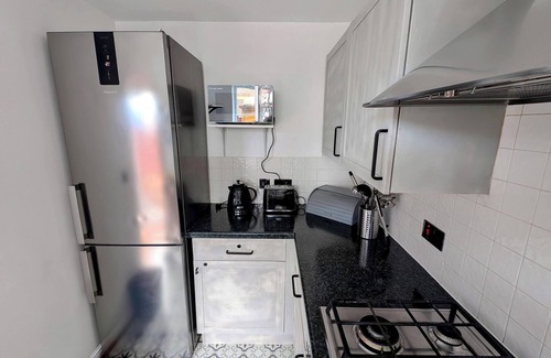 West Thurrock House | 🏡 Stylish 2BR En-Suite Home | 25min Fast Train to London |Lakeside | BBQ + Shed