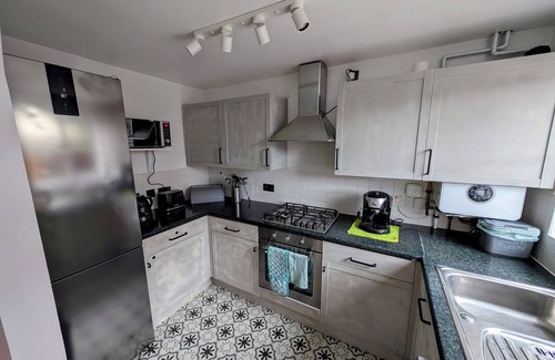 West Thurrock House | 🏡 Stylish 2BR En-Suite Home | 25min Fast Train to London |Lakeside | BBQ + Shed