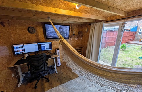 West Thurrock House | 🏡 Stylish 2BR En-Suite Home | 25min Fast Train to London |Lakeside | BBQ + Shed