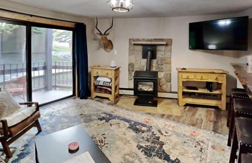 Peak 8 House | Stylish 2BR Home Near Skiing with Hot Tub Access